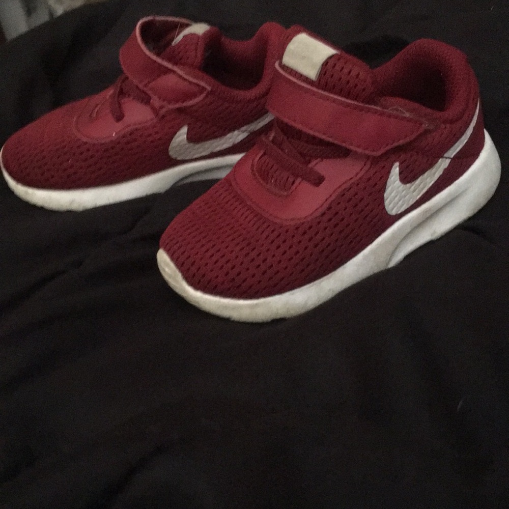 Maroon toddler size 6 Nike’s